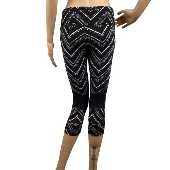 Athleta ZigZag Relay Capri Leggings Size S Black Print - Picture 5 of 7